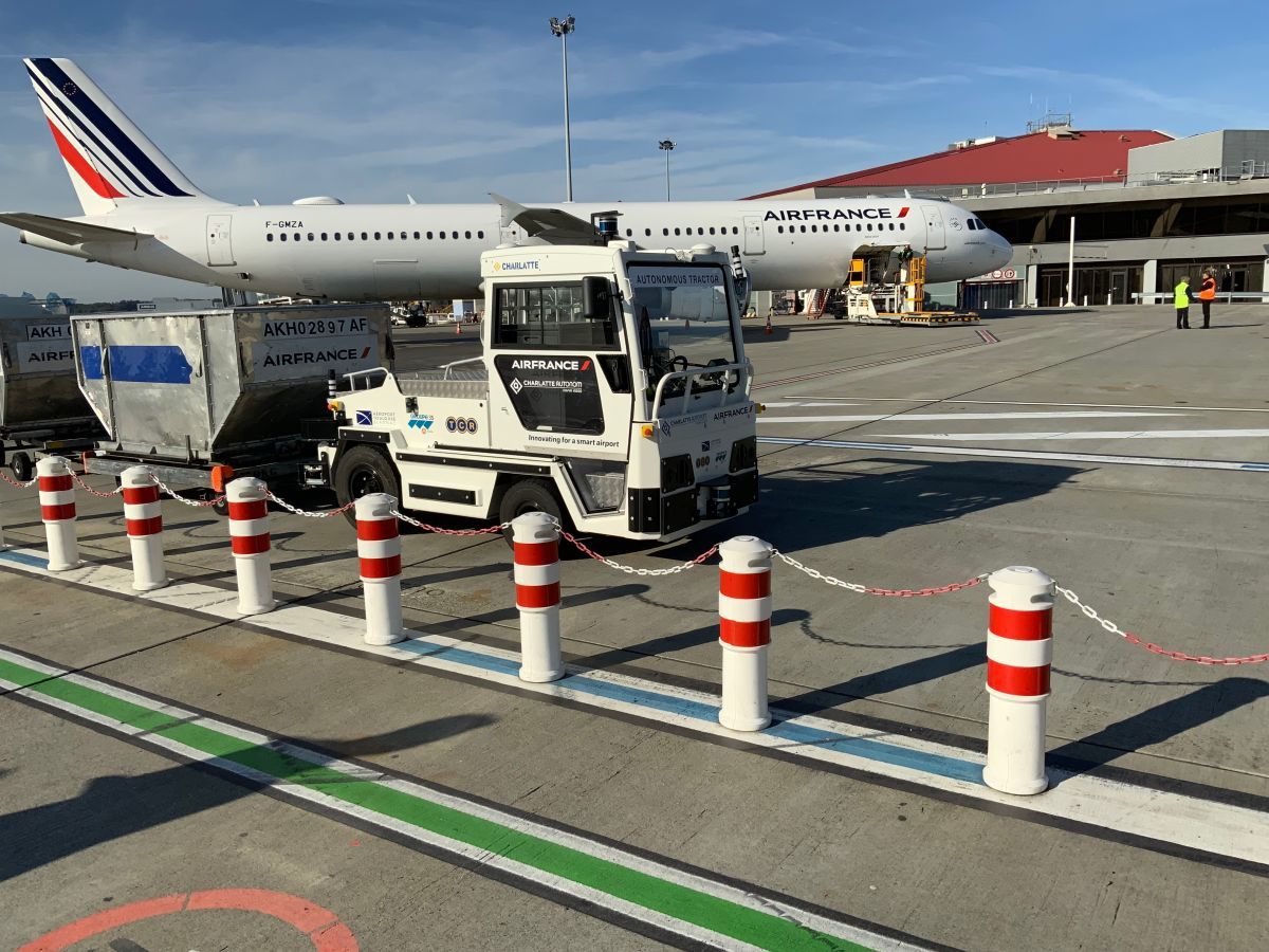 Air France проводит первое в мире испытание автономного транспортного средства AT135 Air France проводит первое в мире испытание автономного транспортного средства AT135