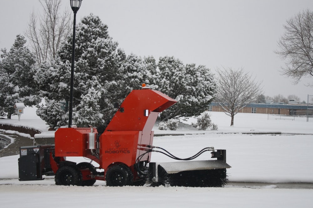 Автономный бот SnowBot Pro хорош для уборки снега Автономный бот SnowBot Pro хорош для уборки снега