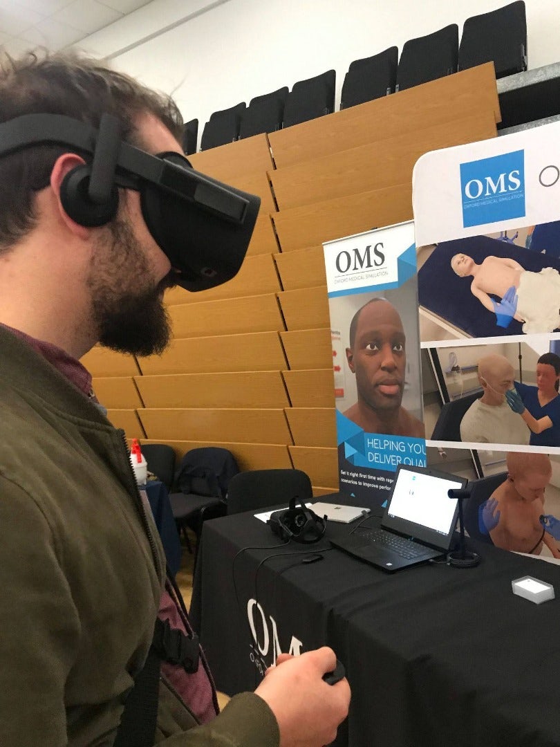Британские врачи практикуют помощь с VR Британские врачи практикуют помощь с VR