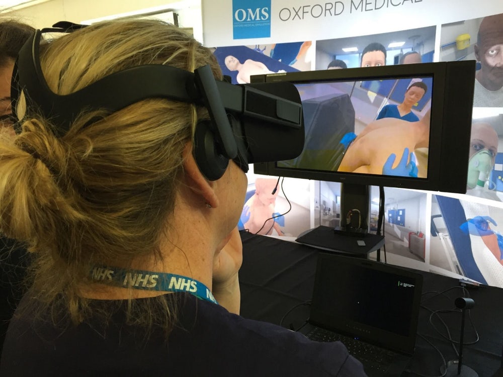 Британские врачи практикуют помощь с VR Британские врачи практикуют помощь с VR