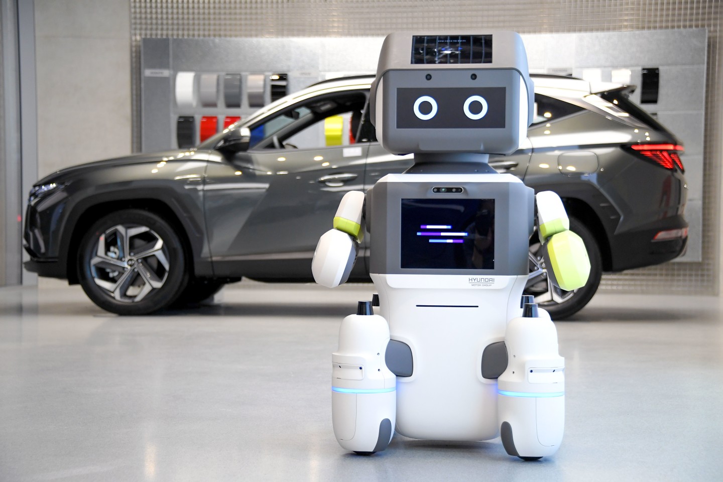 Новый интерактивный робот Hyundai DAL-e будет встречать клиентов и приветствовать их Новый интерактивный робот Hyundai DAL-e будет встречать клиентов и приветствовать их