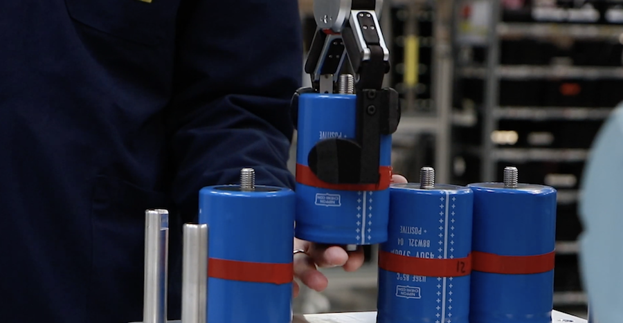 Cobots созданный для безопасной и дешевой сборки преобразователей частоты Cobots созданный для безопасной и дешевой сборки преобразователей частоты