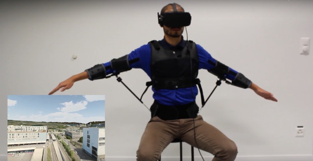 Экзоскелет FlyJacket позволяет управлять дроном Экзоскелет FlyJacket позволяет управлять дроном