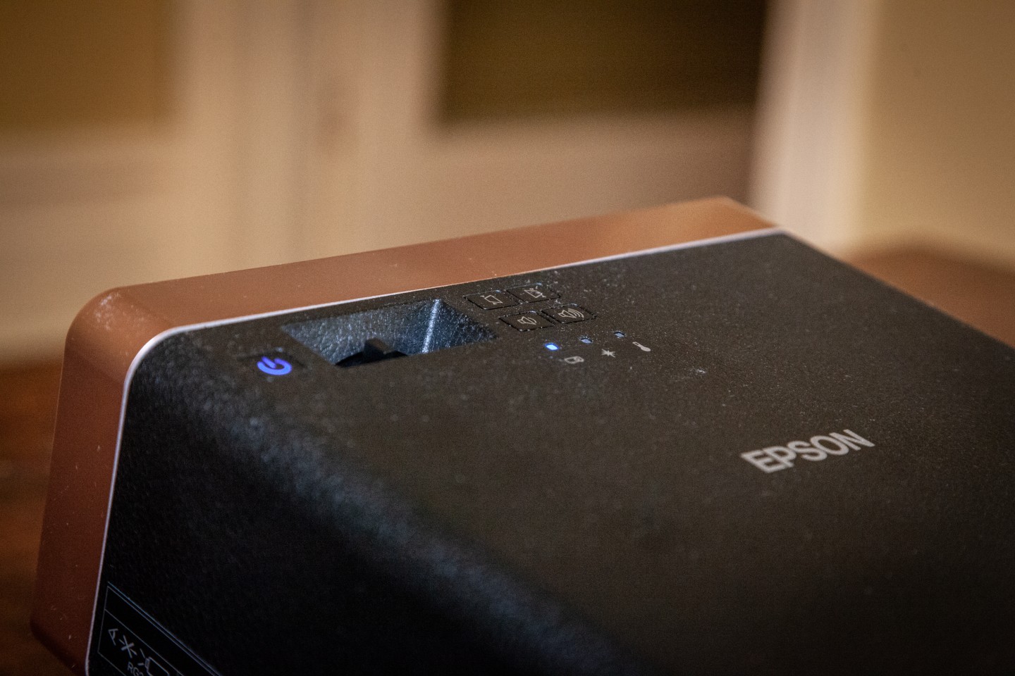 Epson создала лазерный проектор EF-100 способный работать даже при свете Epson создала лазерный проектор EF-100 способный работать даже при свете