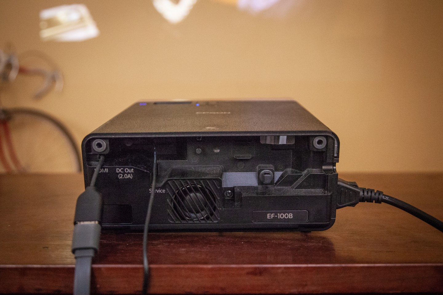 Epson создала лазерный проектор EF-100 способный работать даже при свете Epson создала лазерный проектор EF-100 способный работать даже при свете