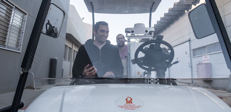 Робот который умеет управлять авто Робот который умеет управлять авто