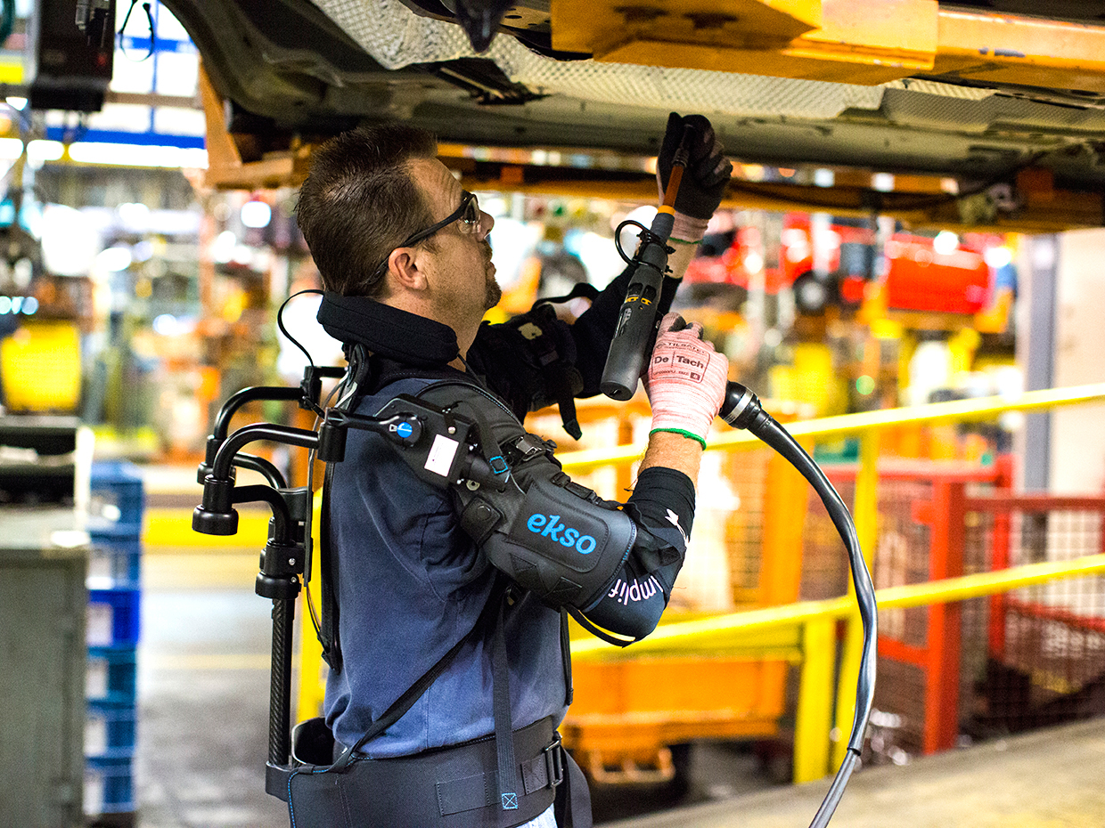 Работники сборной линии Ford пробуют Exoskeleton Tech для повышения производительности Работники сборной линии Ford пробуют Exoskeleton Tech для повышения производительности