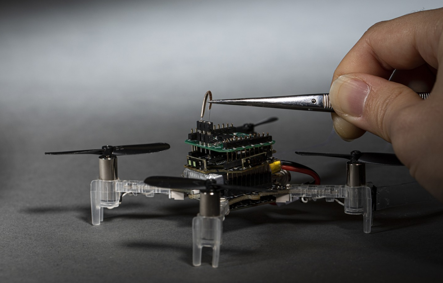 Дрон Smellicopter использует усики как у мотыльков для обнаружения целей Дрон Smellicopter использует усики как у мотыльков для обнаружения целей