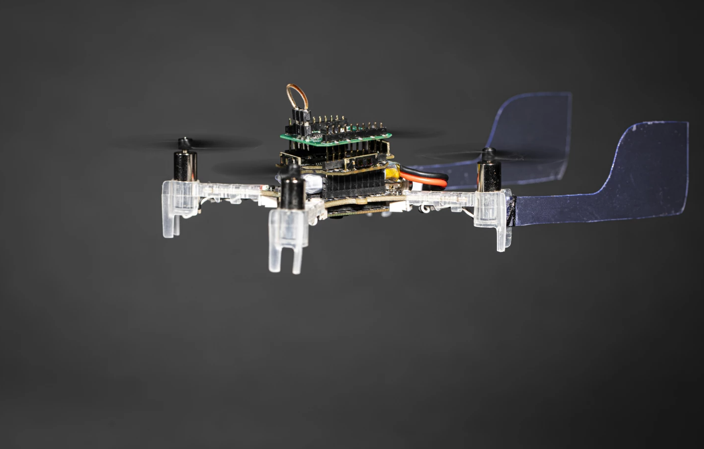 Дрон Smellicopter использует усики как у мотыльков для обнаружения целей Дрон Smellicopter использует усики как у мотыльков для обнаружения целей