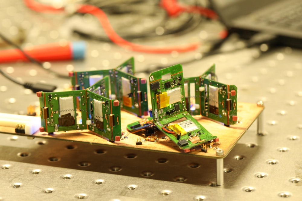 Крошечные вдохновленные муравьями Tribots используют коллективный интеллект Крошечные вдохновленные муравьями Tribots используют коллективный интеллект