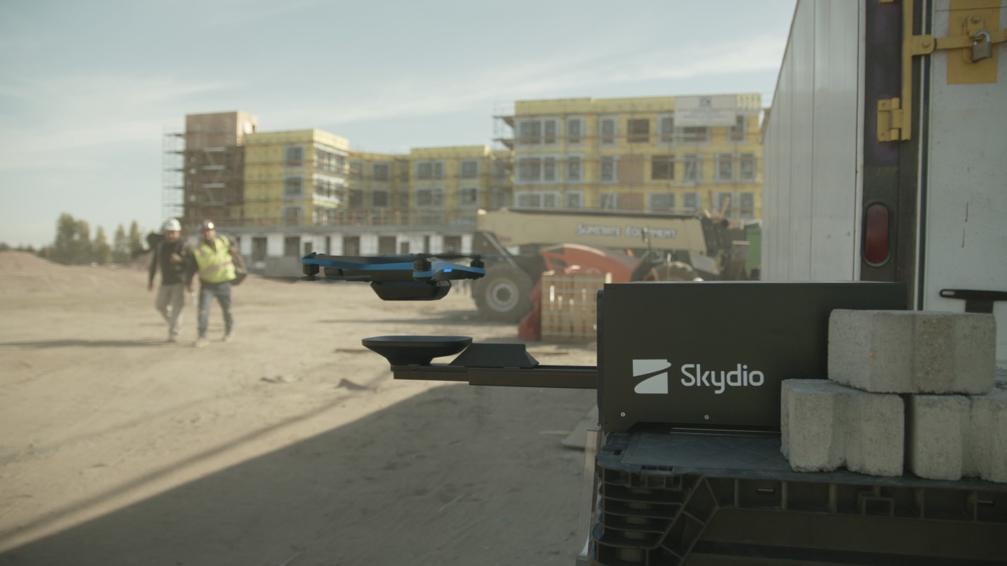 Новая док-станция Skydio позволяет беспилотнику самостоятельно подзаряжаться Новая док-станция Skydio позволяет беспилотнику самостоятельно подзаряжаться