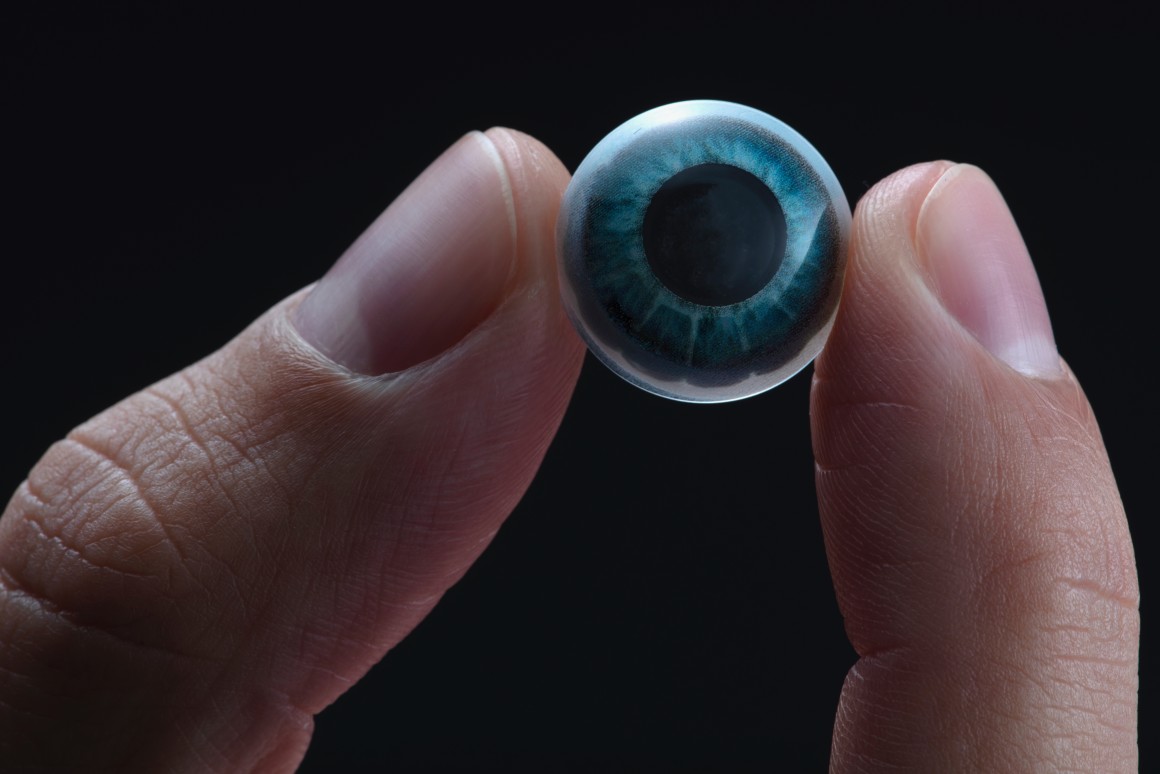 Контактная линза дополненной реальности Invisible Computing вскоре начнет производиться