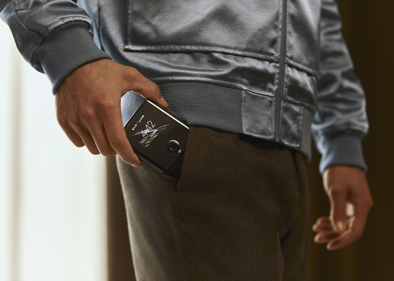 Motorola возрождает культовый телефон Razr со складным экраном обзор цена Motorola возрождает культовый телефон Razr со складным экраном обзор цена