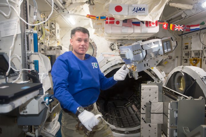Люди и роботы в космосе NASA Люди и роботы в космосе NASA
