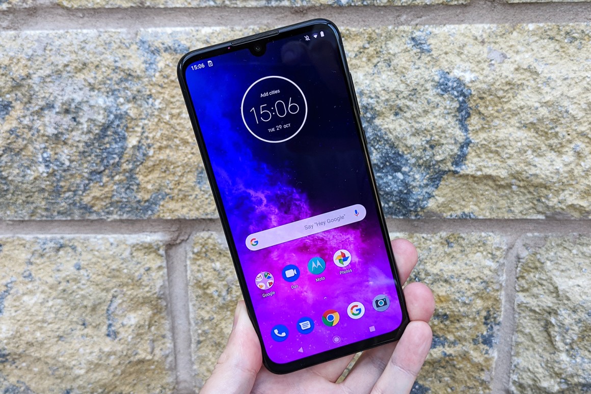 Обзор Motorola One Zoom - одна из лучших камер на телефоне среднего класса Обзор Motorola One Zoom - одна из лучших камер на телефоне среднего класса