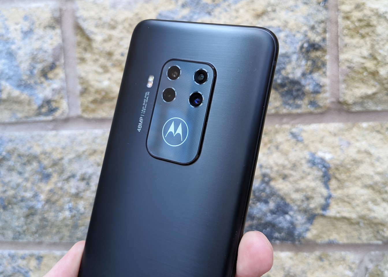 Обзор Motorola One Zoom - одна из лучших камер на телефоне среднего класса Обзор Motorola One Zoom - одна из лучших камер на телефоне среднего класса