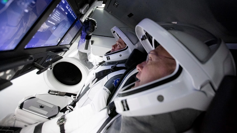 Первый пилотируемый полет SpaceX Crew Dragon состоится 27 мая Первый пилотируемый полет SpaceX Crew Dragon состоится 27 мая