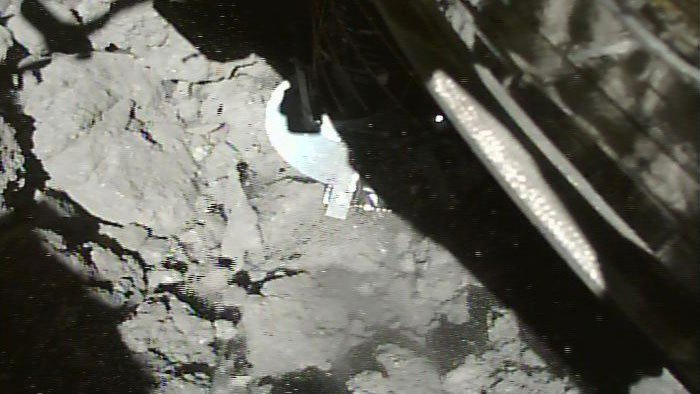 Японский космический робот Hayabusa2 получил образцы поверхности с астероида Рюгу Японский космический робот Hayabusa2 получил образцы поверхности с астероида Рюгу