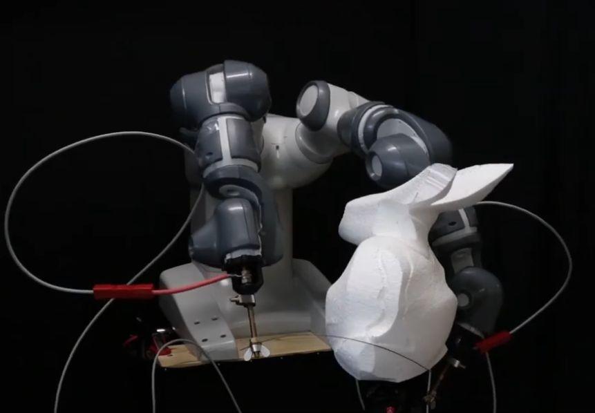 Ученые научили робота RoboCut пользоваться гибкой режущей проволокой Ученые научили робота RoboCut пользоваться гибкой режущей проволокой