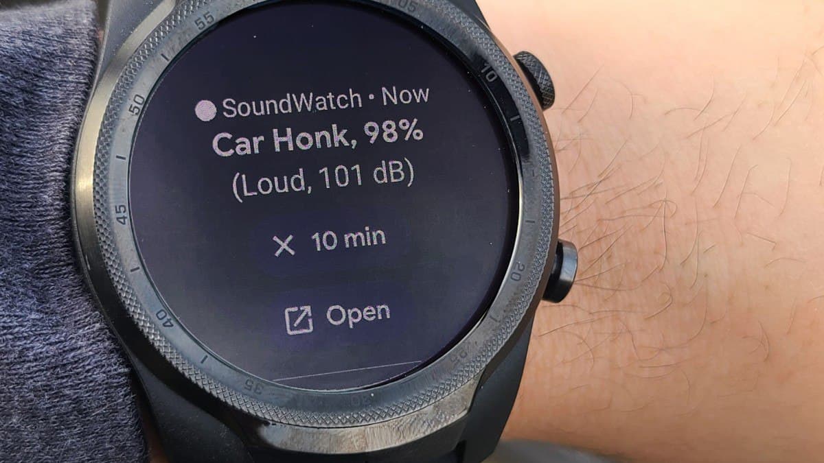 SoundWatch предупреждает глухих и слабослышащих людей о важных звуках рядом SoundWatch предупреждает глухих и слабослышащих людей о важных звуках рядом