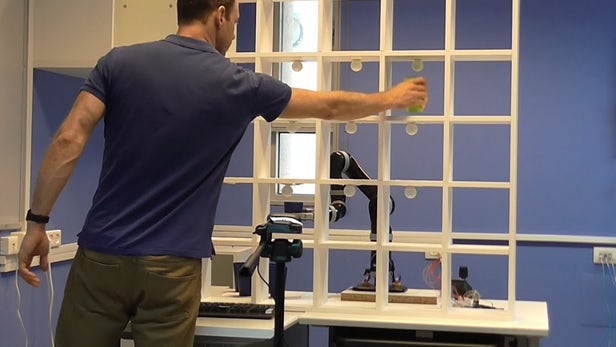 Реабилитационный робот играет среднюю игру крестики нолики Реабилитационный робот играет среднюю игру крестики нолики