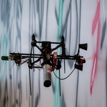 Рисует граффити Рой дронов Paint By Drone