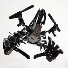 Свои бионические руки в воздух с помощью дрона поднимает Youbionics