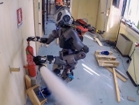 Робот пожарник WALK-MAN