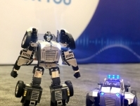 Робот с голосовым управлением Т9 может превратиться в машину которая будет ездить