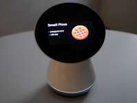 Смотрите, как Jibo заказывает пиццу