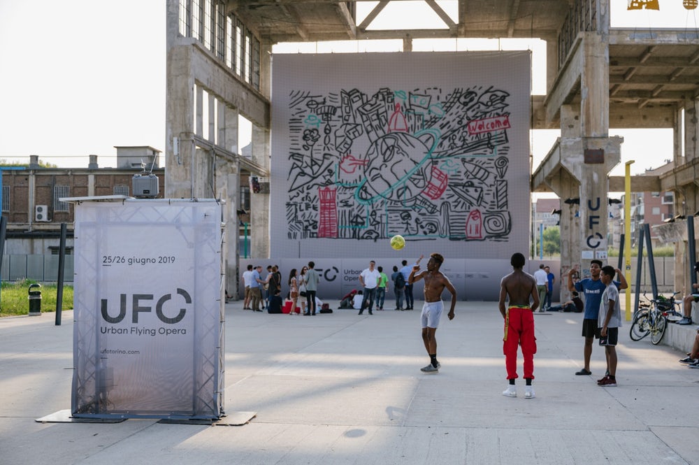 Рой дронов Paint By Drone рисует граффити Рой дронов Paint By Drone рисует граффити