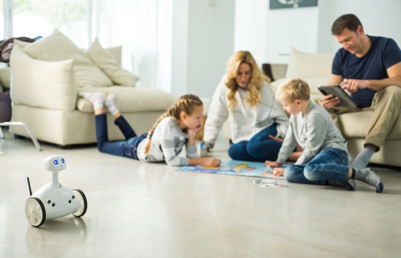 Robit Home Robot использует приложения для помощи во всему дому Robit Home Robot использует приложения для помощи во всему дому