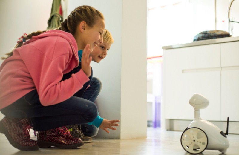 Robit Home Robot использует приложения для помощи во всему дому Robit Home Robot использует приложения для помощи во всему дому