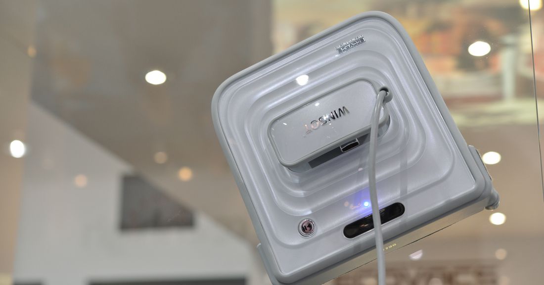 Робот Ecovacs Winbot 7 очищает окна с липкостью Робот Ecovacs Winbot 7 очищает окна с липкостью