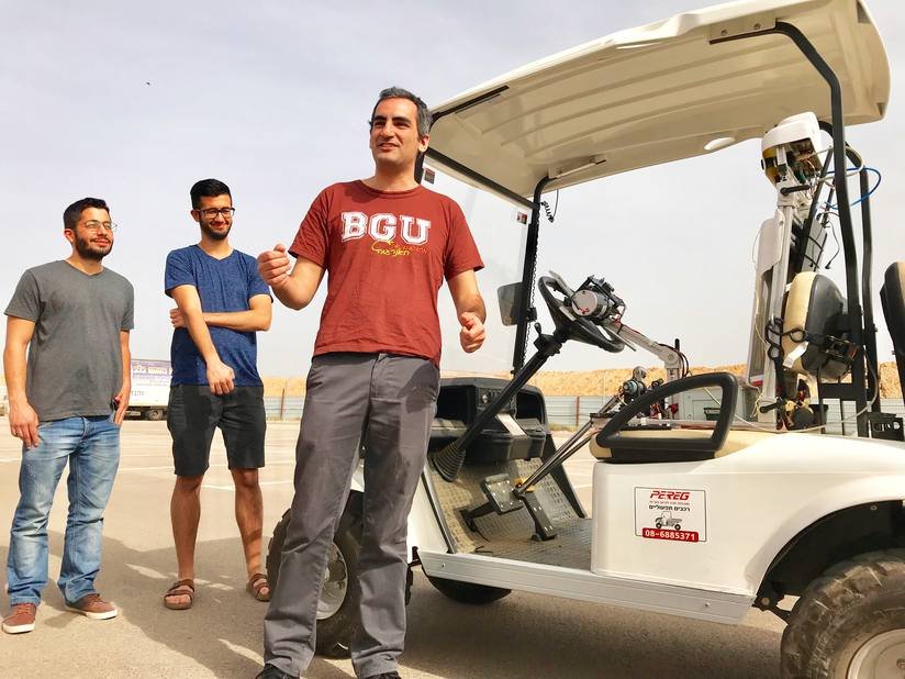 Робот который умеет управлять авто Робот который умеет управлять авто