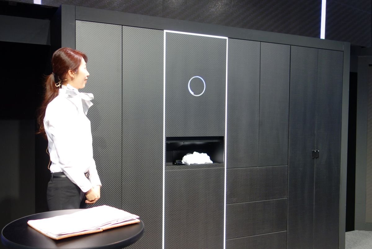 Робот Laundroid аккуратно сложит постиранные вещи Робот Laundroid аккуратно сложит постиранные вещи