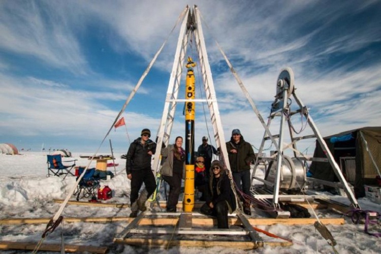 Роботизированная подводная лодка Icefin делает снимки у основания пресловутого антарктического ледника Роботизированная подводная лодка Icefin делает снимки у основания пресловутого антарктического ледника