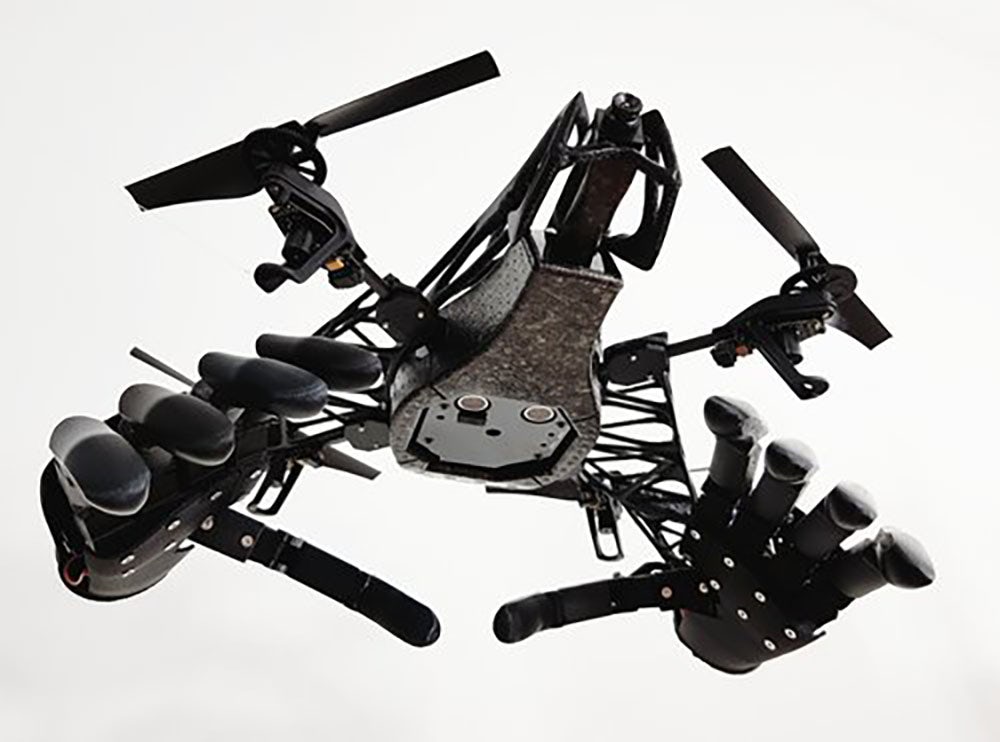 Свои бионические руки в воздух с помощью дрона поднимает Youbionics