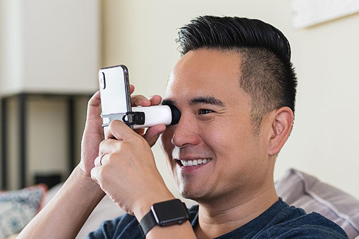 Это домашнее устройство EyeQue VisionCheck для проверки зрения Это домашнее устройство EyeQue VisionCheck для проверки зрения