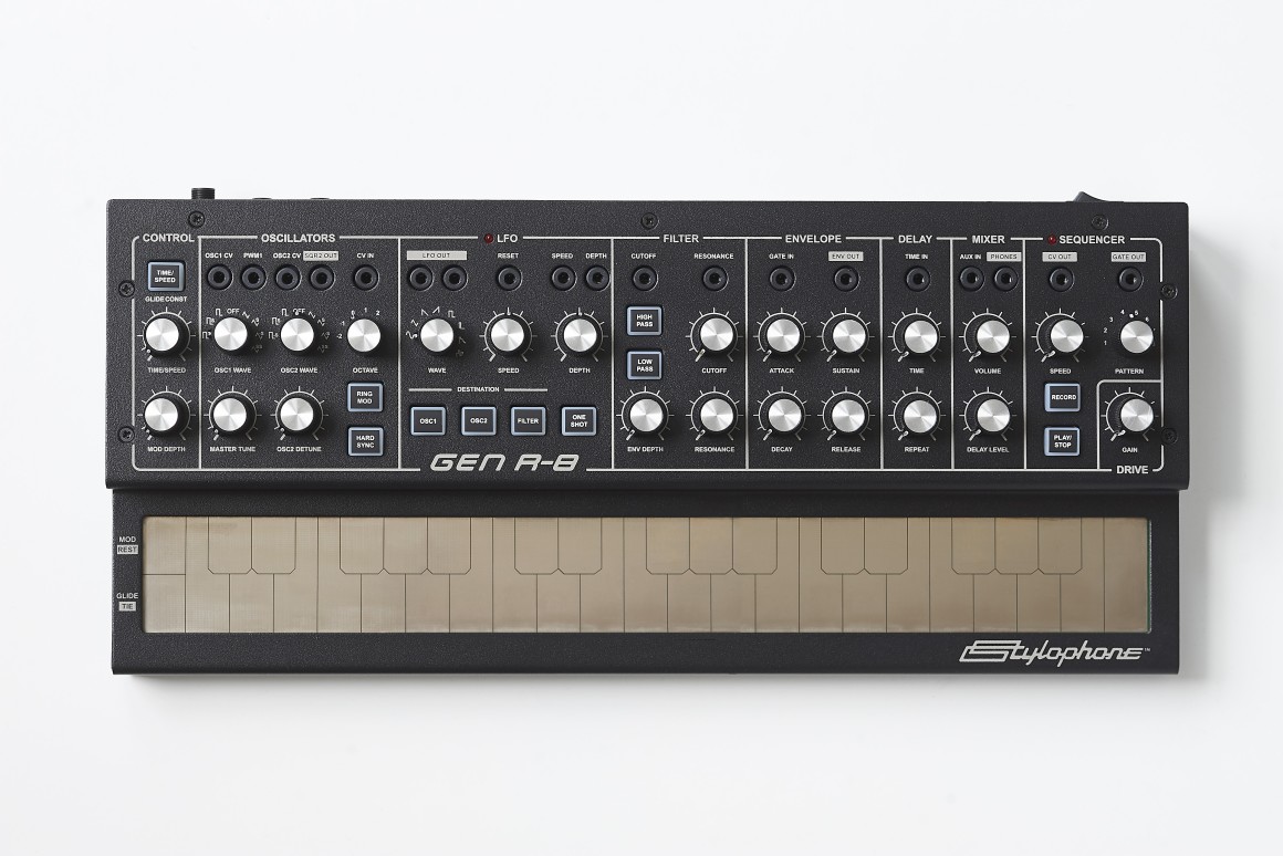 В продажу поступит ограниченная серия Dubreq Stylophone Gen R-8 обзор В продажу поступит ограниченная серия Dubreq Stylophone Gen R-8 обзор