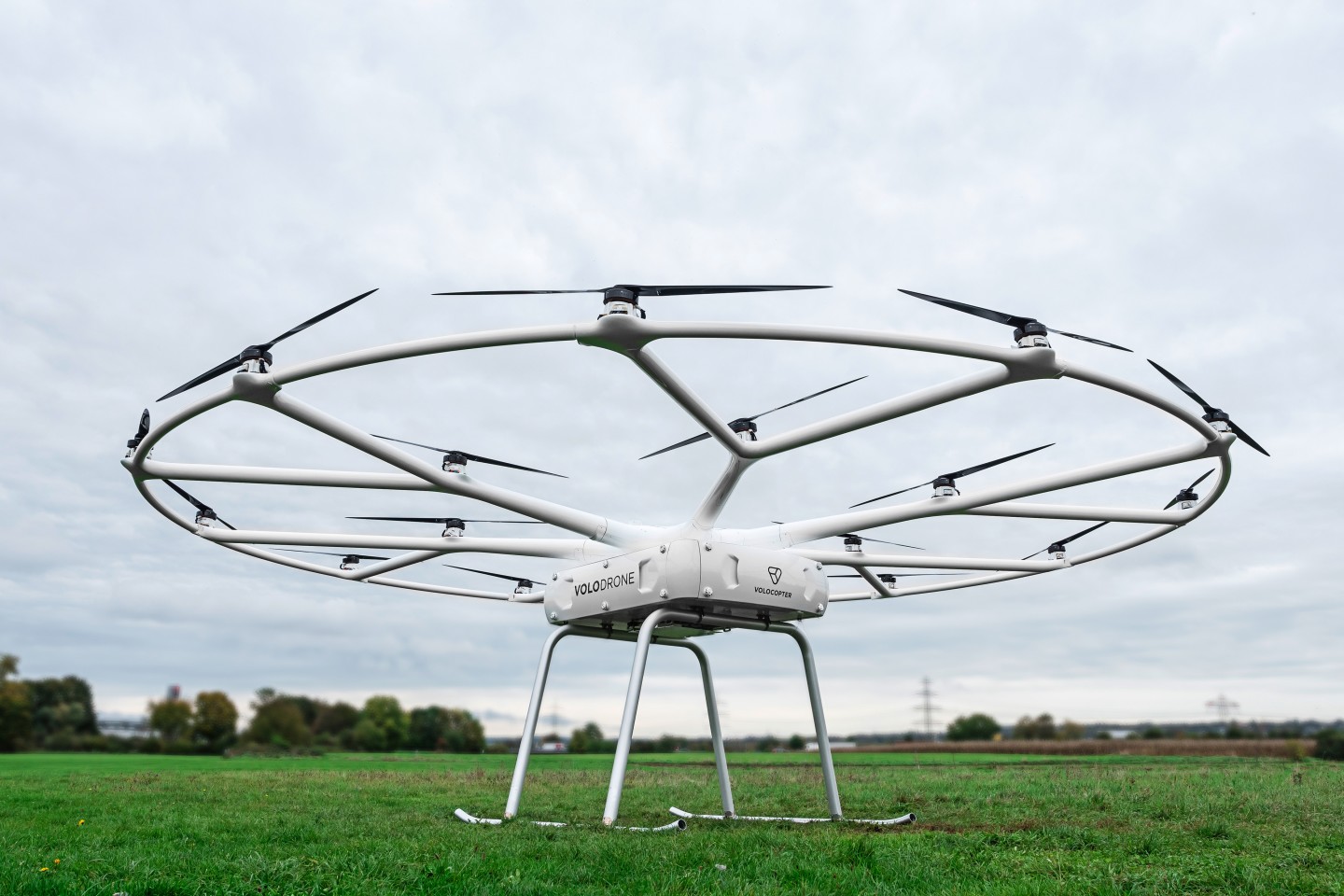 Volocopter дебютирует с гигантским дроном Volodrone достаточно мощным чтобы поднять 440 фунтов Volocopter дебютирует с гигантским дроном Volodrone достаточно мощным чтобы поднять 440 фунтов