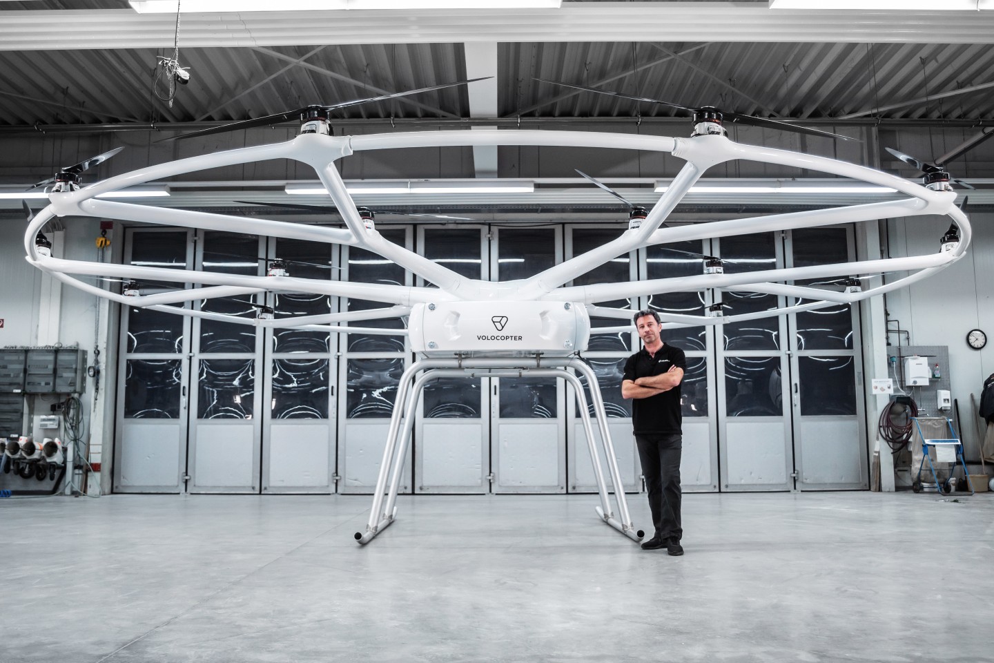 Volocopter дебютирует с гигантским дроном Volodrone достаточно мощным чтобы поднять 440 фунтов Volocopter дебютирует с гигантским дроном Volodrone достаточно мощным чтобы поднять 440 фунтов