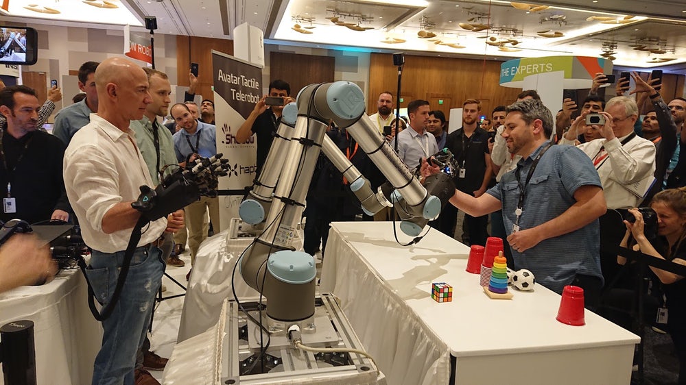 Роботизированная рука Dexterous Hands на выставке MARS Tech Showcase Роботизированная рука Dexterous Hands на выставке MARS Tech Showcase