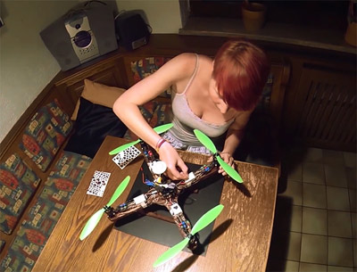 Женщина делает Quadcopter / Drone из шоколада - и это летает! Женщина делает Quadcopter / Drone из шоколада - и это летает!